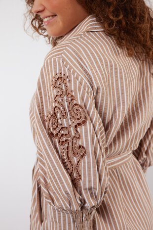 C&S Nantes dress offwhite/tiger eye