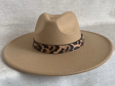 Megan Hoed - Camel met leopard koord