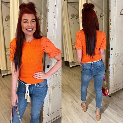 Paula sweater broderie mouw oranje