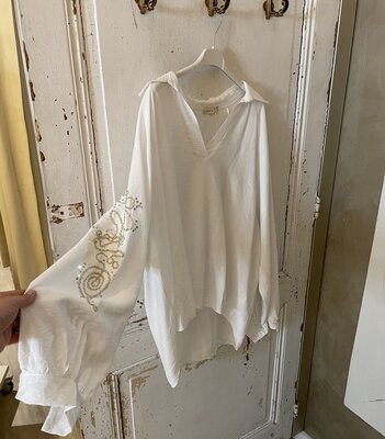 Joliena blouse - wit met geborduurde mouwen